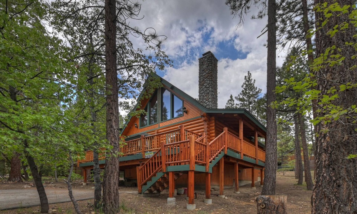 Summit Estates Cabin | Papa’s Villa by Destination Big Bear : Close to Snow Summit and the Village! Pool Table! Propane BBQ! Pet Friendly!