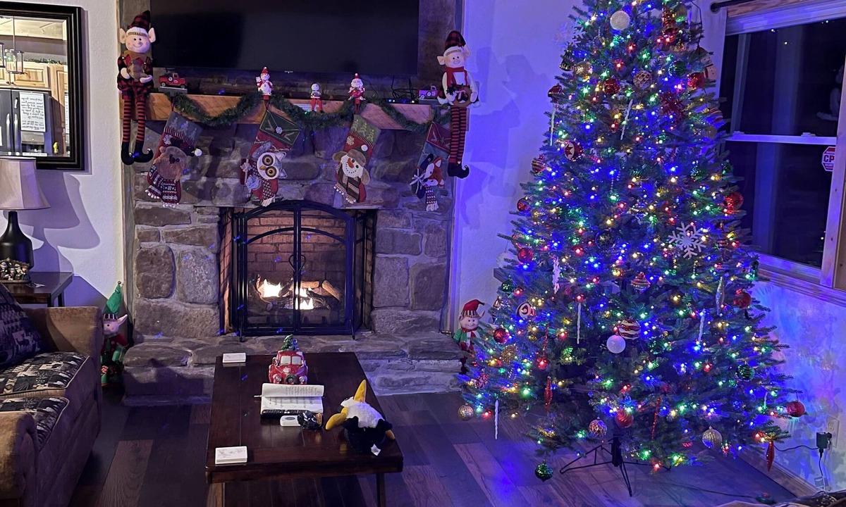 Bryson City House | Papaws Creekside Cabin is Handicap accessible. Starlink Internet