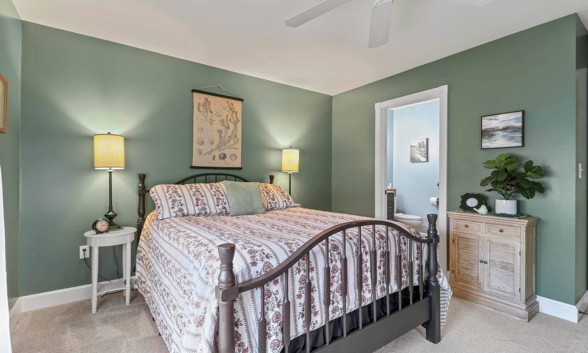 Huntington Mills Bed & Breakfast | Paper Mill Pines Bed and Breakfast: The Sequoia Room