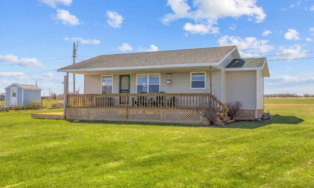 New London House | Par 9 Golf Course & Community Pool! 3-Bedroom Cottage 10 mins from Cavendish