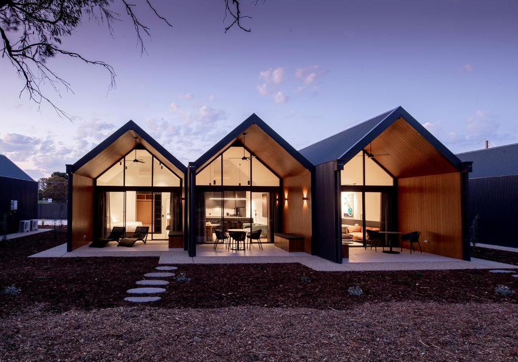 Berri Hotel | Par Five Shacks