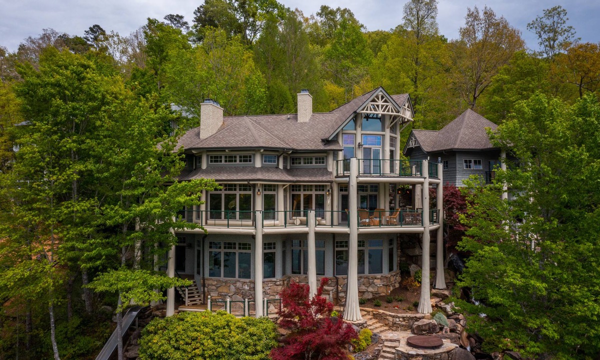 Lake Lure Hotel | Parabull's Point, Lake Lure, Luxury House with water slide