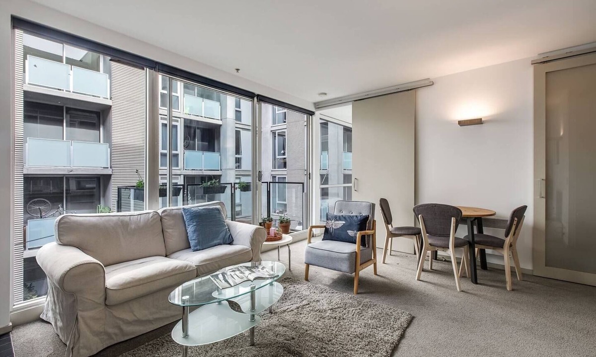 East Melbourne Apartment | Parade Place A Central Balcony Stay