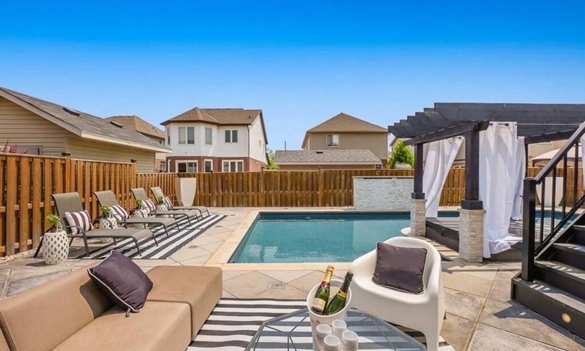 Niagara Falls House | Paradise by the Falls