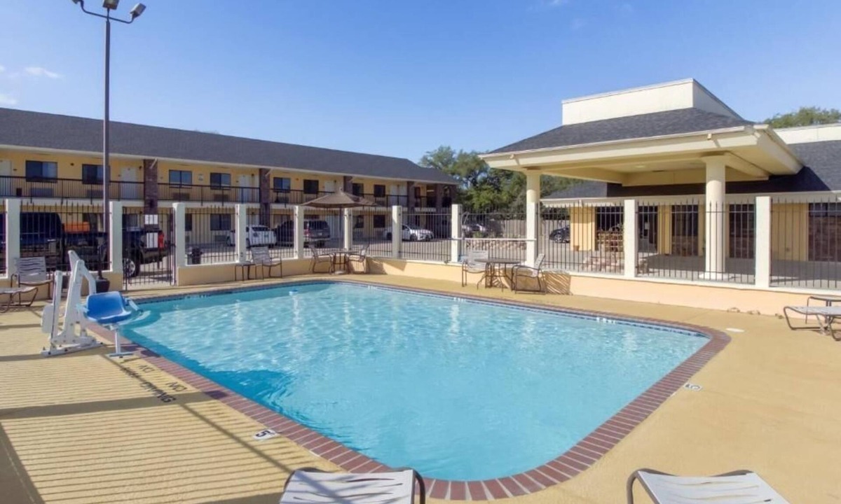 Ingleside Hotel | Paradise Found! Swimming Pool, Free Breakfast, Free Parking!