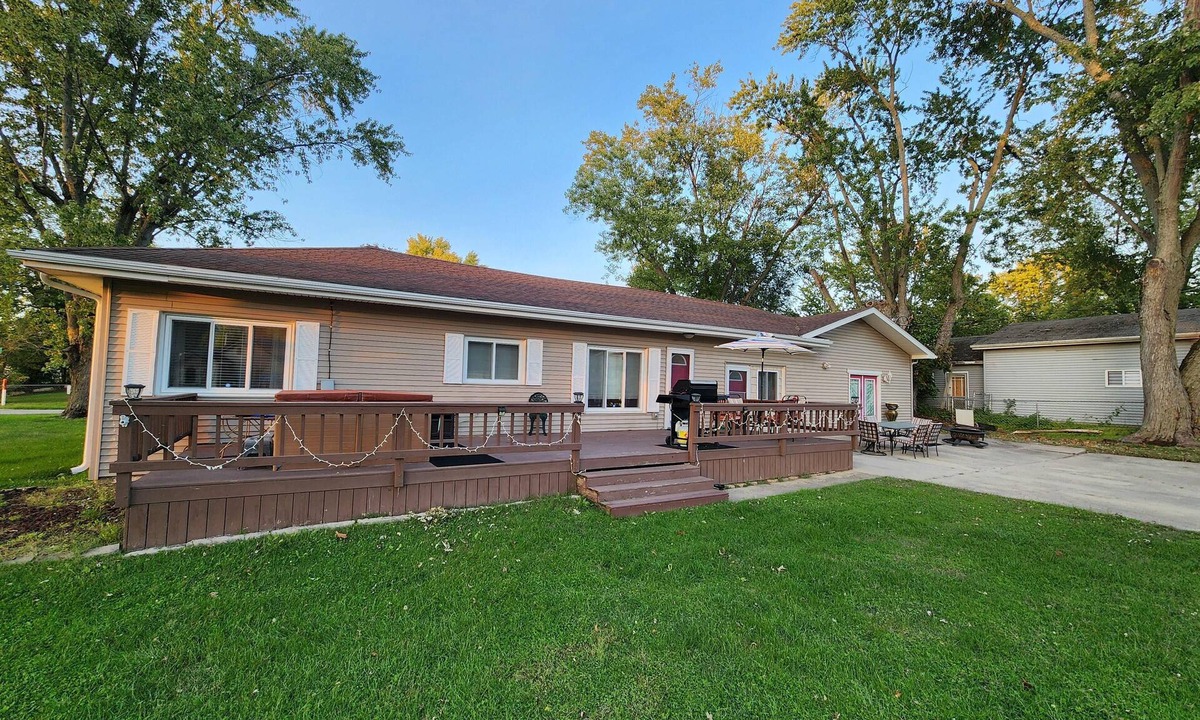 Monticello House | Paradise House - Beautiful 3 bedroom house nestled in a quiet cove on Lake Shafer! Offers 1000 sq ft of living space and will sleep 9. An additional Party Den is available to add-on, featuring a bar area and additional sleeping for 3. Located at Para