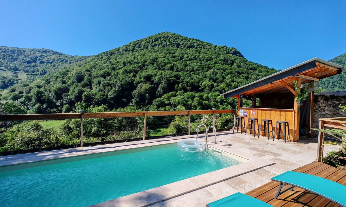 Louvie Juzon Villa | Paradise lost swimming pool jacuzzi billiards table soccer.