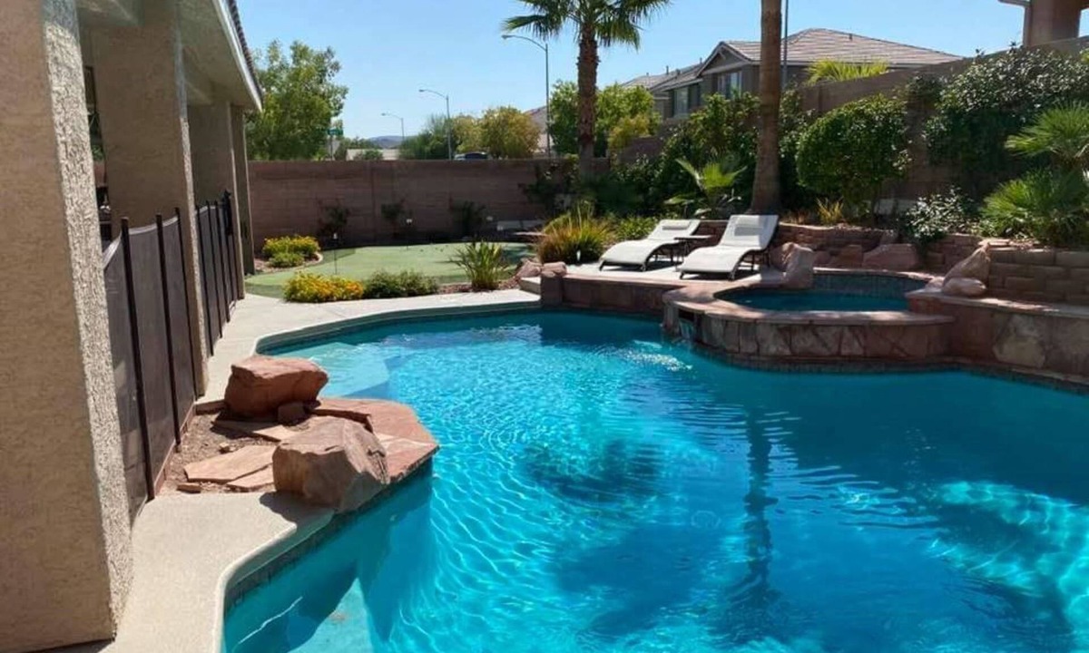 Seven Hills House | 🌴🏊‍♂️🌞⛳Paradise off the strip, 4BR+Big Loft+Fun Backyard