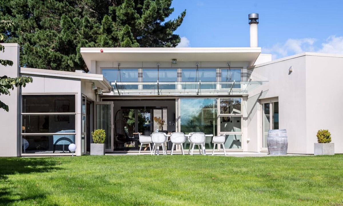 Martinborough Villa | Paradise on Campbell