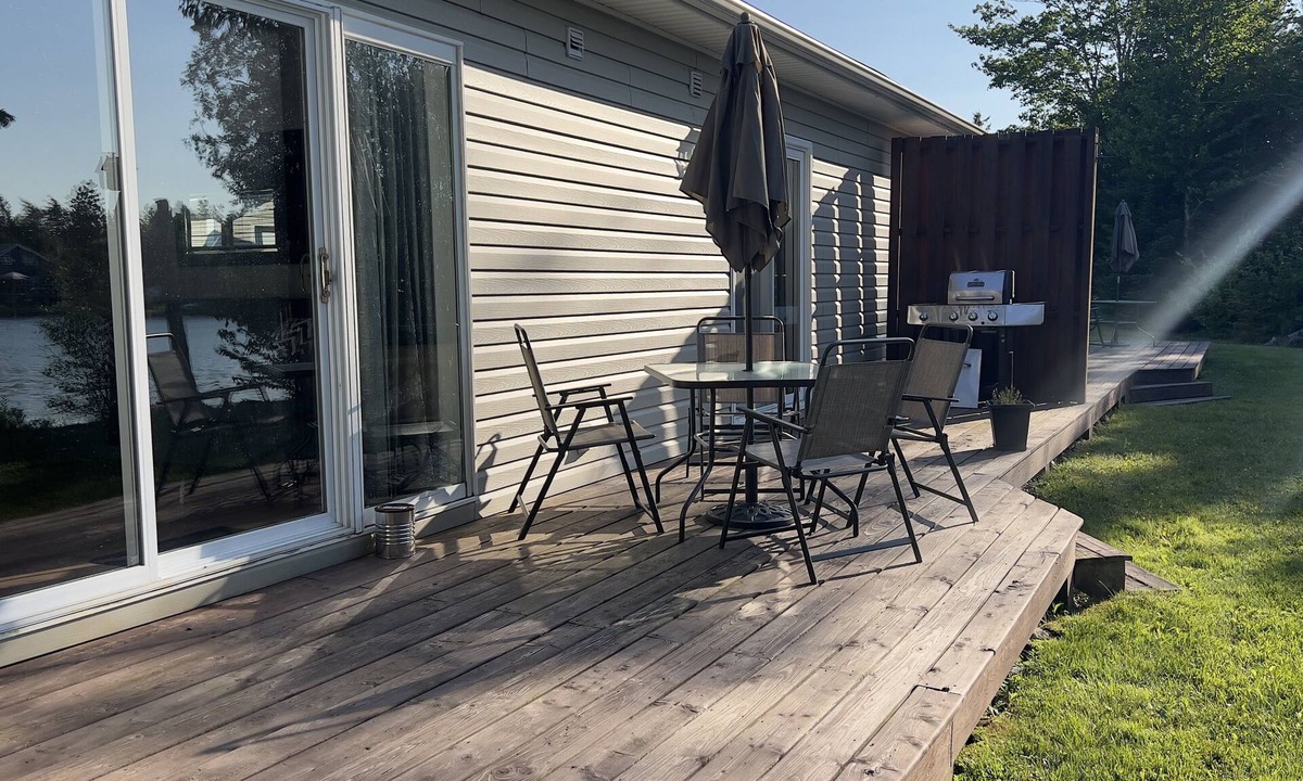 Saint John House | Paradise on Lake Douglas