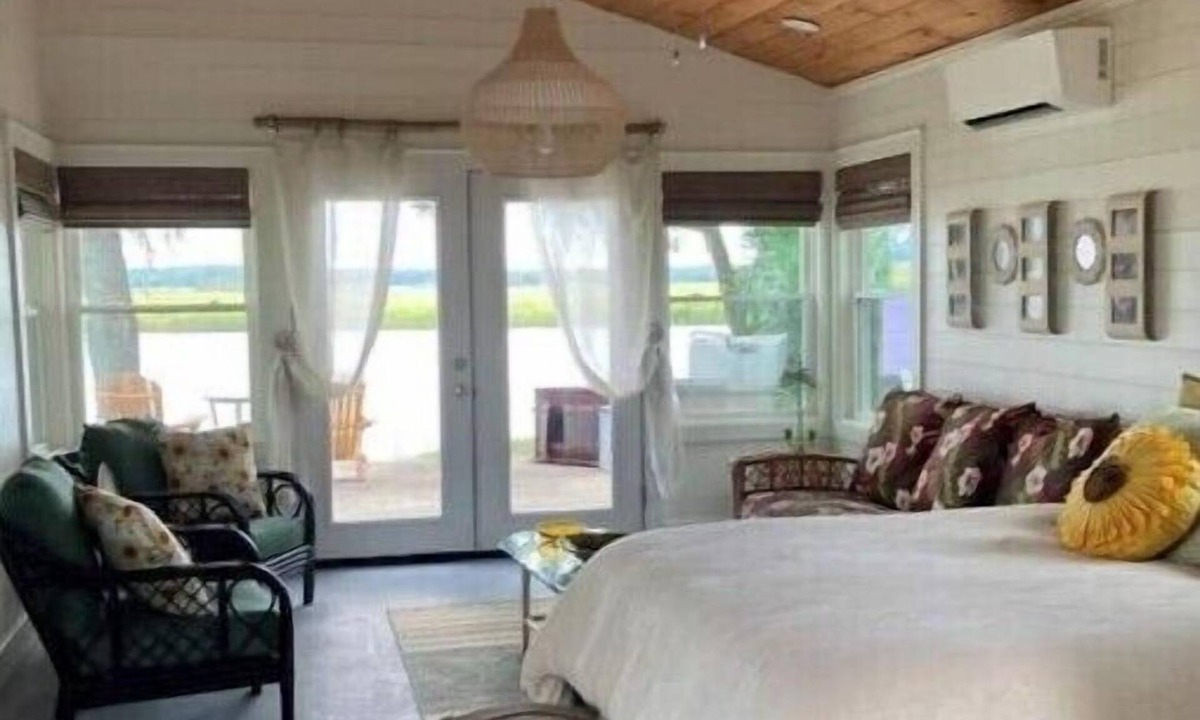 Midway House | Paradise on the water.