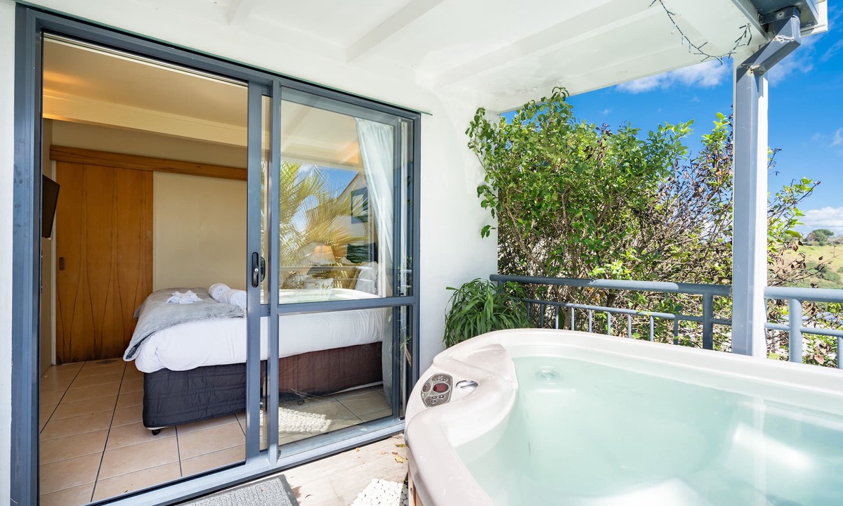 Waiheke Island Villa | Paradise Palm Beach, Hot tub!