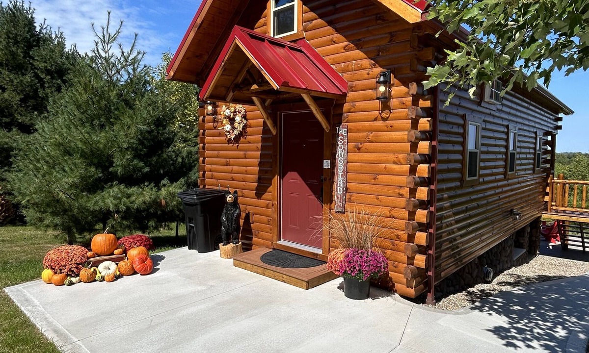 Millersburg Cabin | Paradise Peak Songbird Cabin with outdoor hot tub in the heart of Amish Country