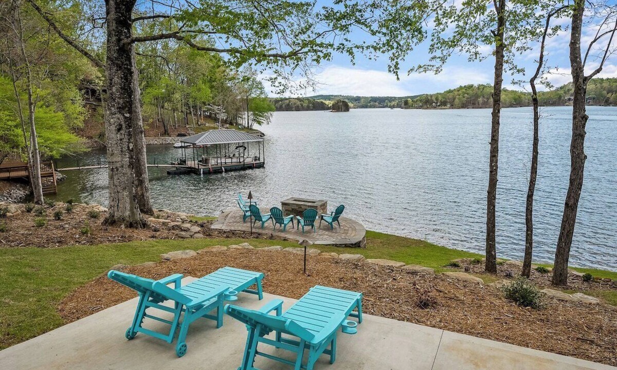Six Mile House | Paradise Point on Lake Keowee!