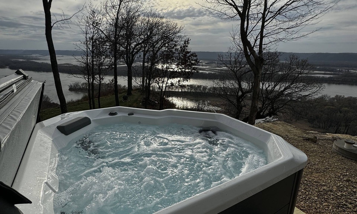 De Soto Cabin | Paradise Point- Sleeps 4 HOT TUB