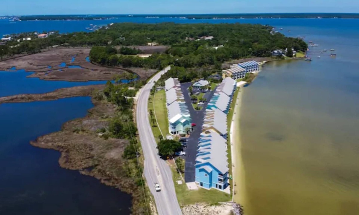 Innerarity Townhomes House | Paradise Point: Waterfront Unit with 2 Kayaks!