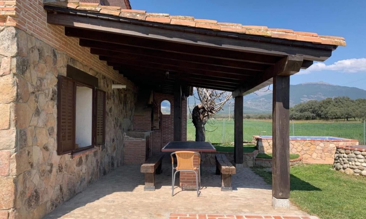 Gavilanes House | Paraje Navazos – Rural House in Sierra de Gredos with Pool and Mountain Views