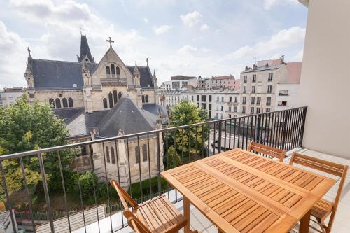 Saint-Denis Apartment | Paris Center & Eurostar 20 min, duplex 9 p, rooftop, 2 bathrooms, parking,
