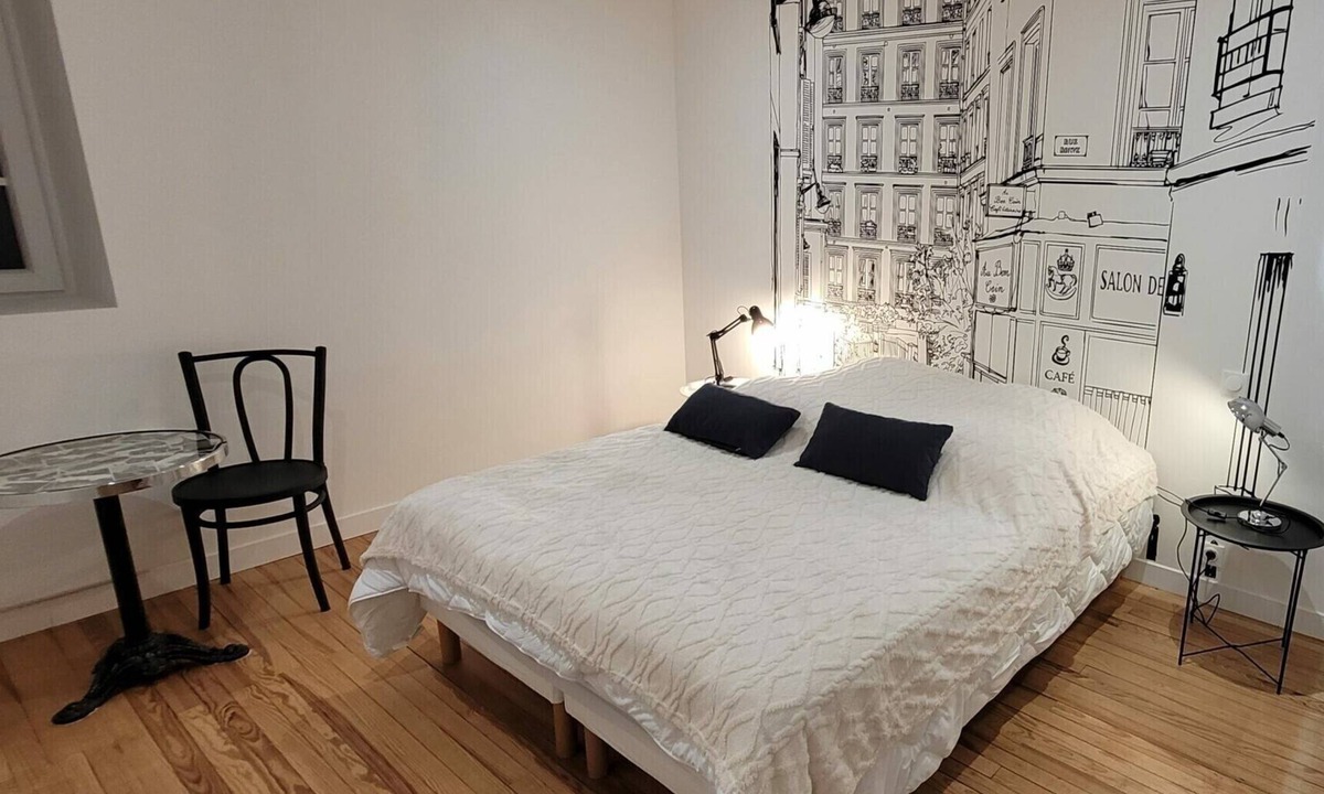 Puybarban Bed & Breakfast | Paris Room – Artistic Nostalgia