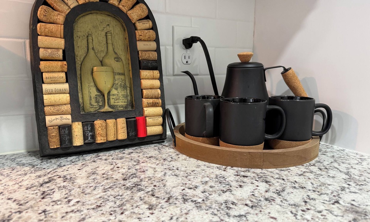 Paris Apartment | Paris TX 2BR Apartment - Renovated - Fast WiFi + Parking - Near Downtown & Tower