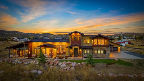 North Snyderville Basin House | Park City Lighthouse - Mountain View, Hot Tub & BBQ
