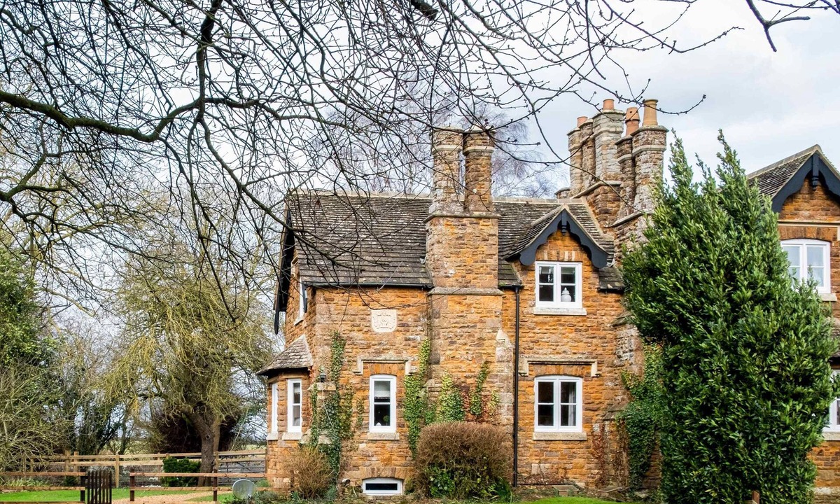 Glaston House | Park Cottage Summary: