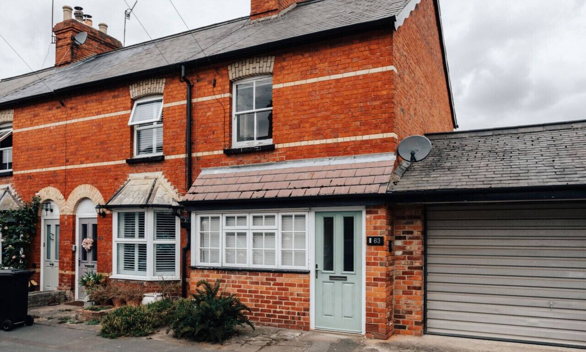 Henley House | Park End House - Parking, Pet Friendly