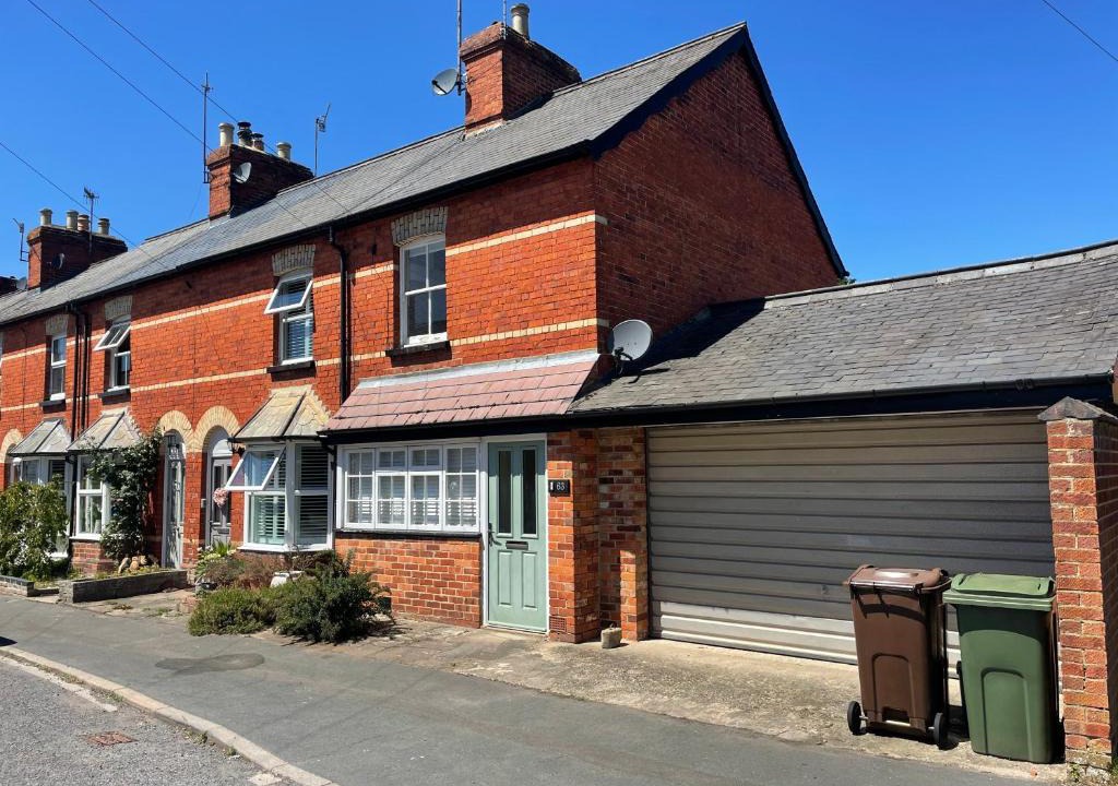 Henley House | Park End House - Parking, Pet Friendly