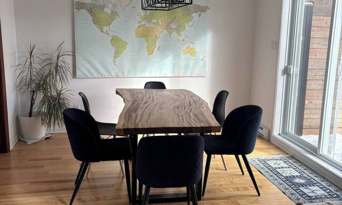 Saint-Hubert House | Park home conveniently located, surrounded by stores, groceries and amenities!