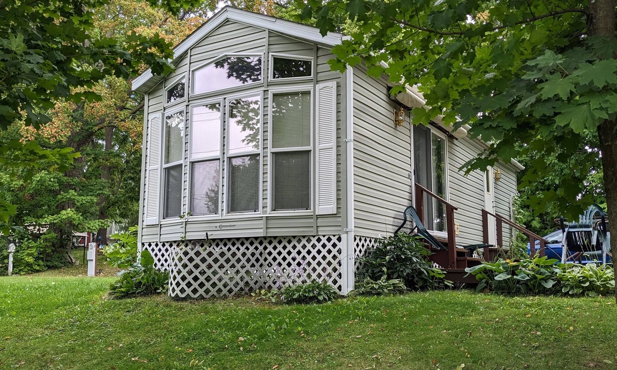 Perry House | Park model unit #5 for rent by Silver Lake NY