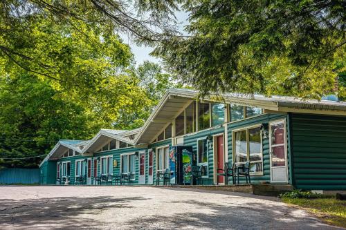 Tupper Lake Hotel | Park Motel and Cabins