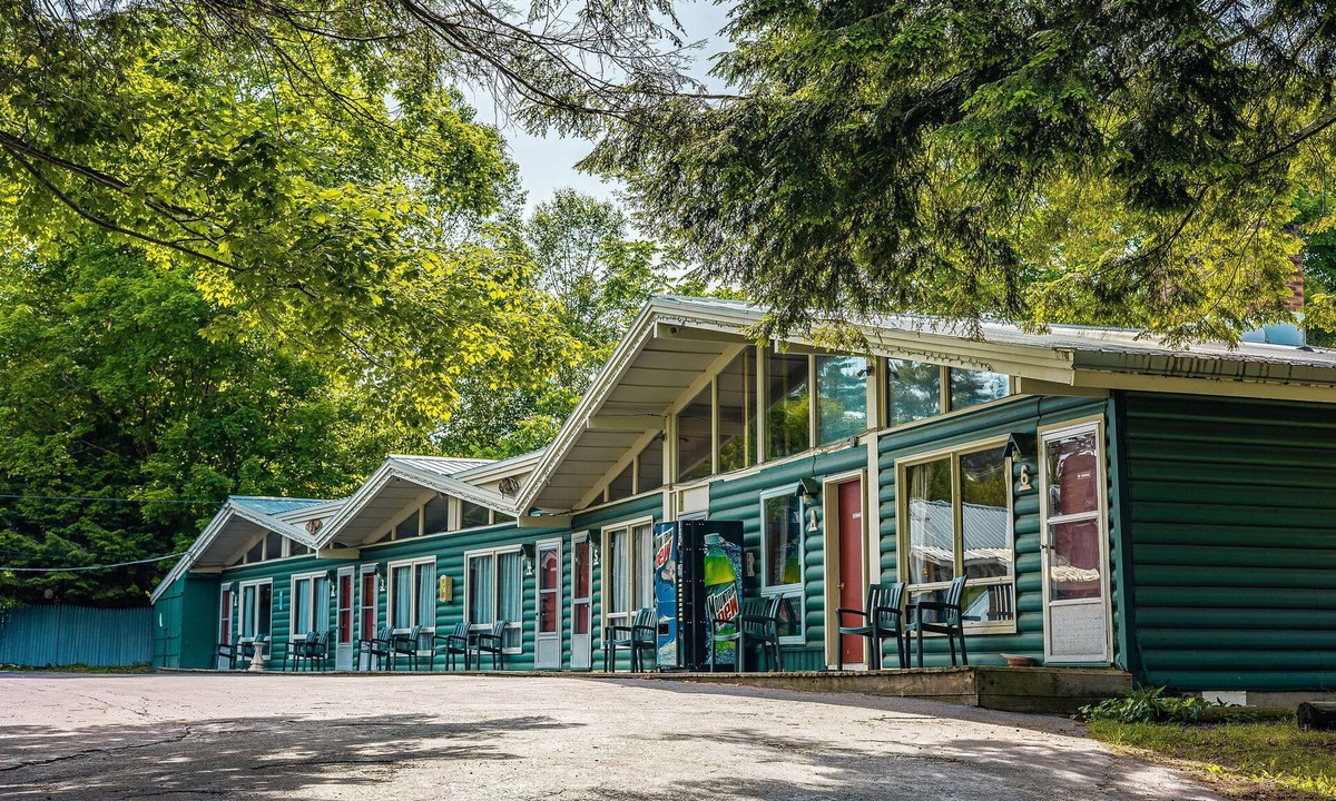 Tupper Lake Hotel | Park Motel and Cabins