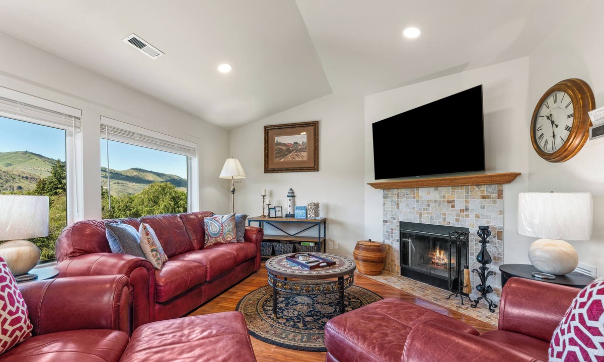Chelan Condo | Park Pointe A302 - Community Pool/Hot tub!