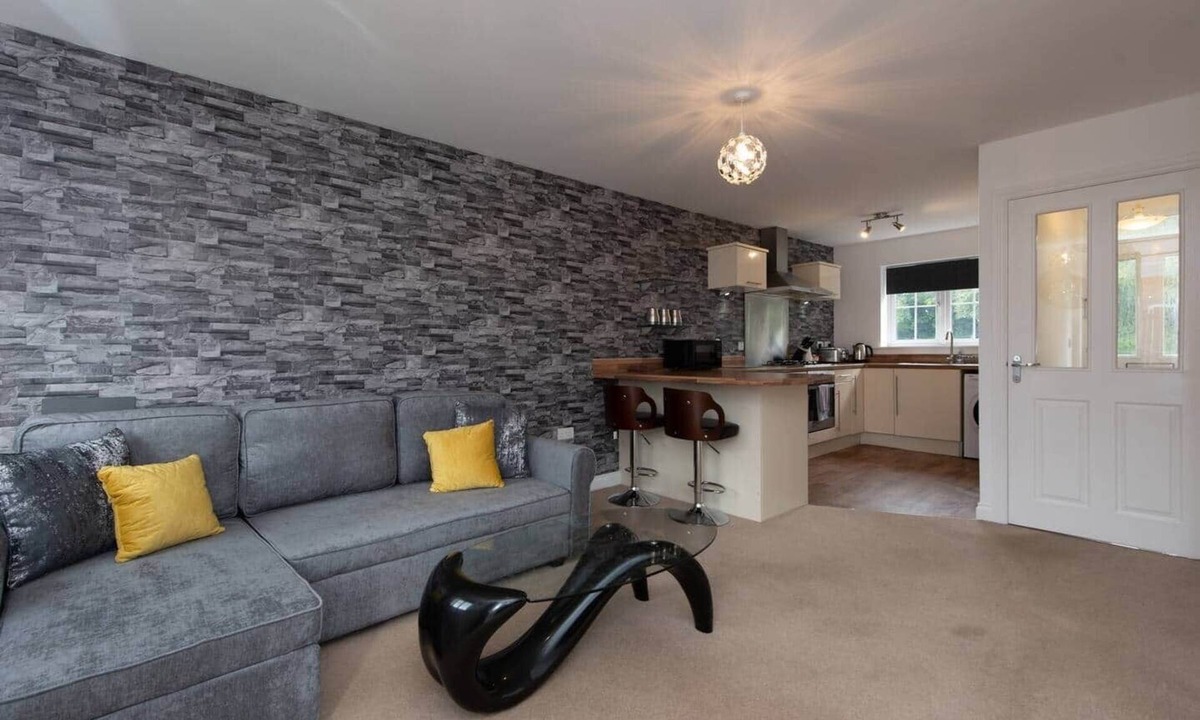 Billingham House | Park View, 2-bed home, both en-suite, 2 parking