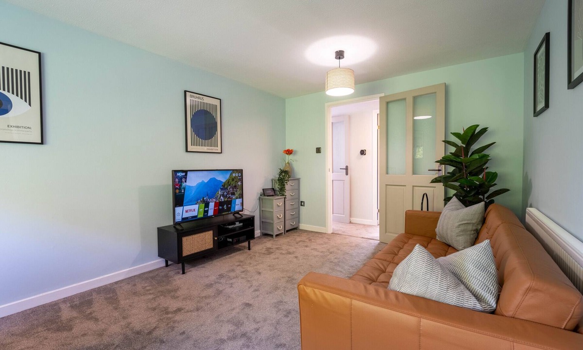 Salfords Apartment | Park View - Free parking for 3