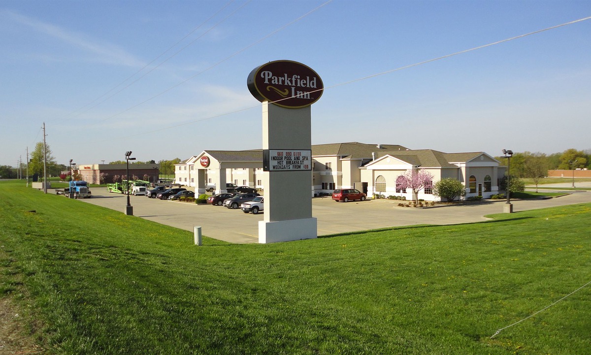 Clinton Hotel | Parkfield Inn - Clinton