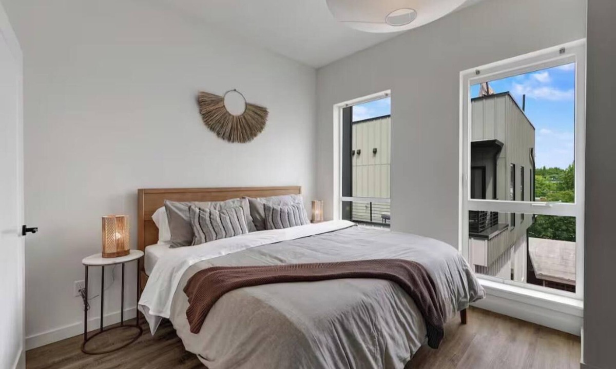 Broadway House | Parking x2, King Beds, AC - Walk to Everything!