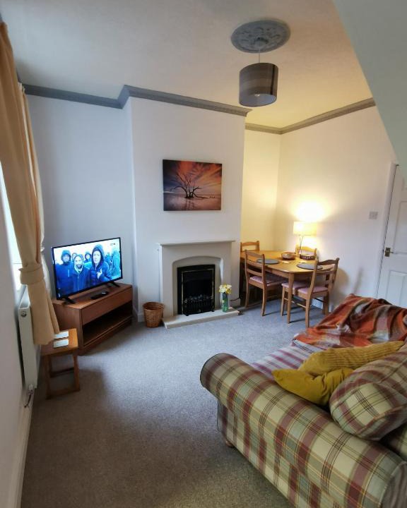 Barrow-in-Furness House | Parkside House 3 bedroom 2 bathroom. parking.