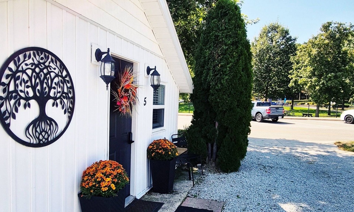 Ruthven Cottage | Parkview Boho Cottage 5 - Cedar Serenity