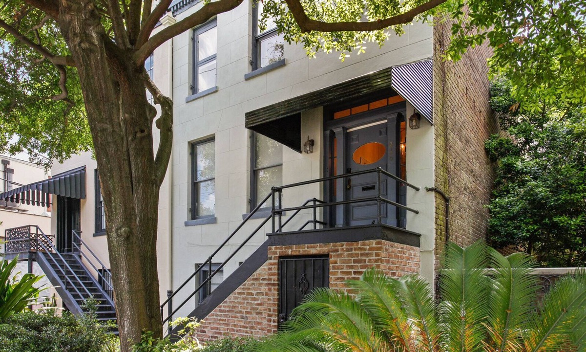 Historic District - North Apartment | Parlor Apartment on Abercorn: Facing Colonial Park