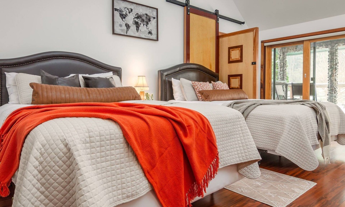 Ithaca Apartment | Parlour Suite at New Park w phone booth
