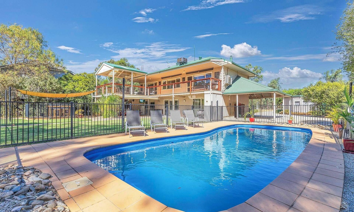 Wharparilla House | Paro's Landing - Riverfront Holiday Home Echuca