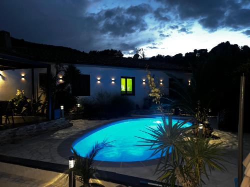 Villeneuve Apartment | Partie de villa moderne avec acces piscine