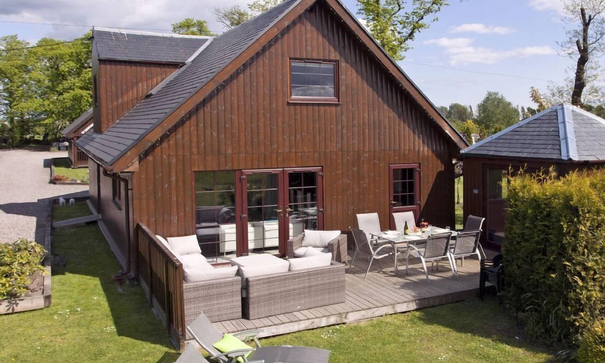 Tillicoultry Ski Chalet | Party Lodge - luxury 4-bedroom lodge with private hot tub, large gardens, barbecue area, lovely view