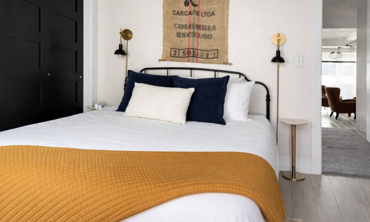 La Porte House | `Party on Pine` Pontoon & HotTub