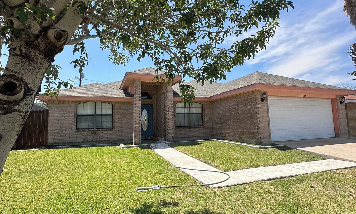 Eagle Pass House | Paseo House - 3 Bedroom/2Bathroom - Centrally Located - Your Perfect Nest!