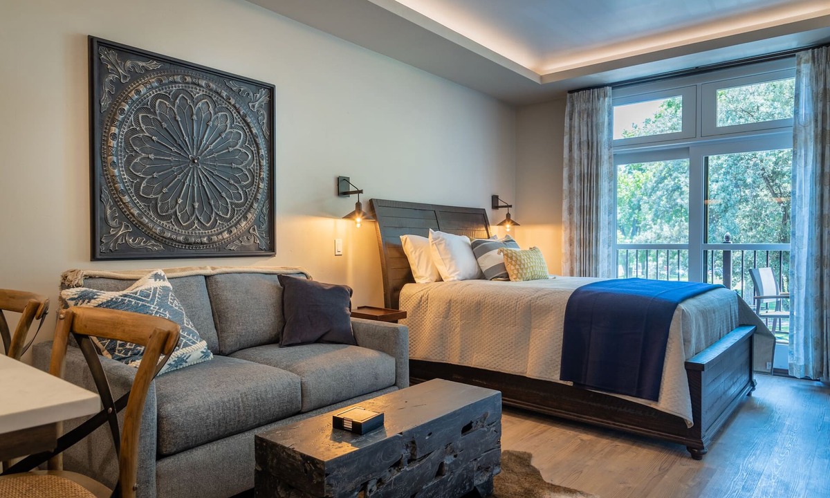 Paso Robles Condo | Paso Park Suite 203-Downtown Paso Robles Park-Side Suite with Balcony!