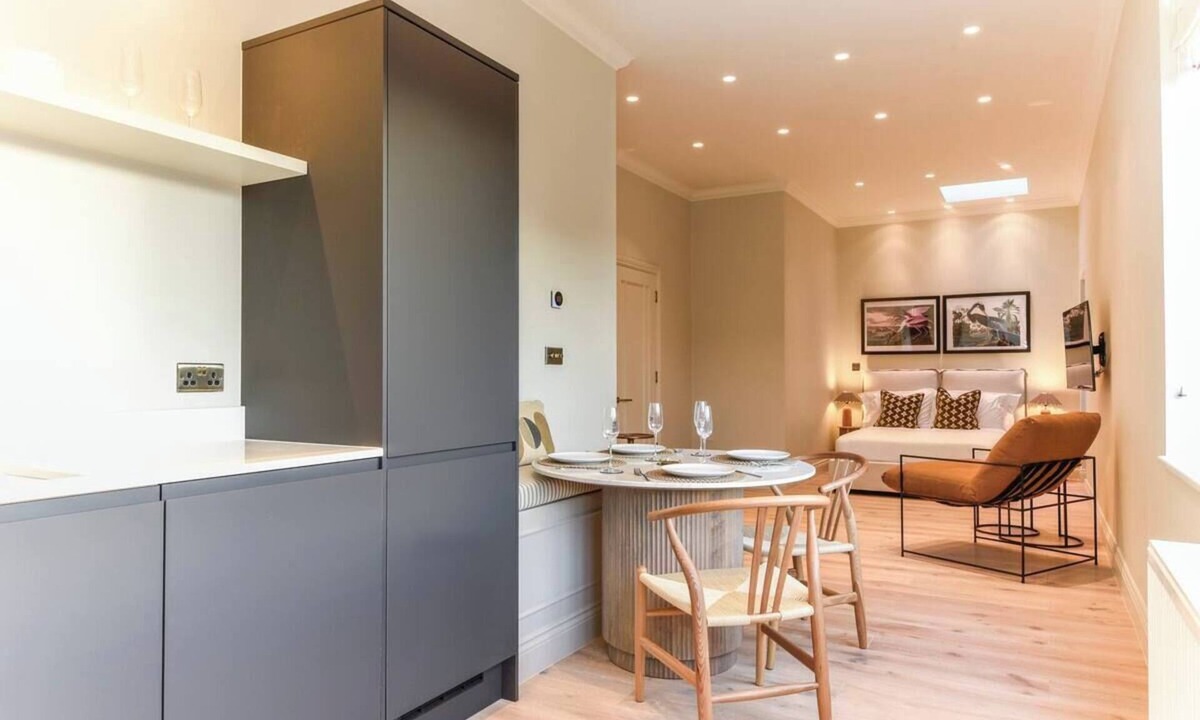 South Twickenham Apartment | Pass the Keys | Chic, central loft-style studio