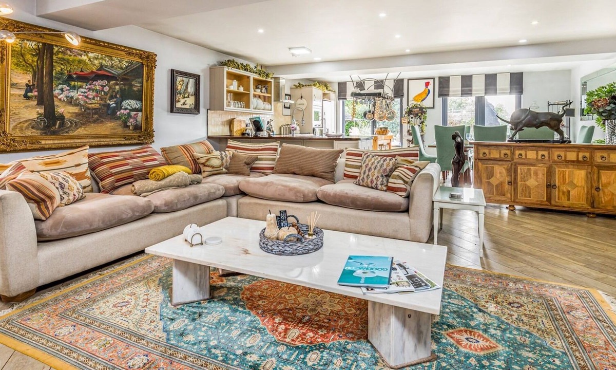 Fishbourne House | Pass the Keys | Large Stylish Home with Parking