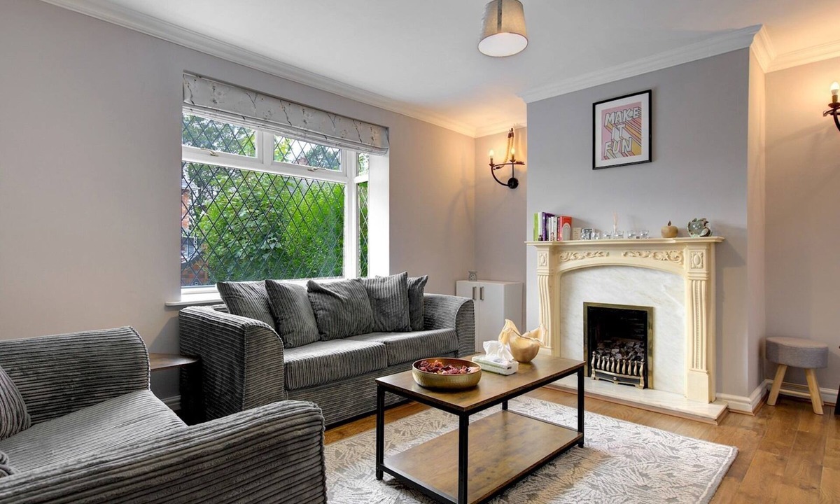 Cheadle House | Pass the Keys | Modern Comfortable Home with parking